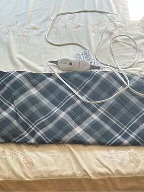Plaid Electric Heating Pad with Controller - Charcoal/White